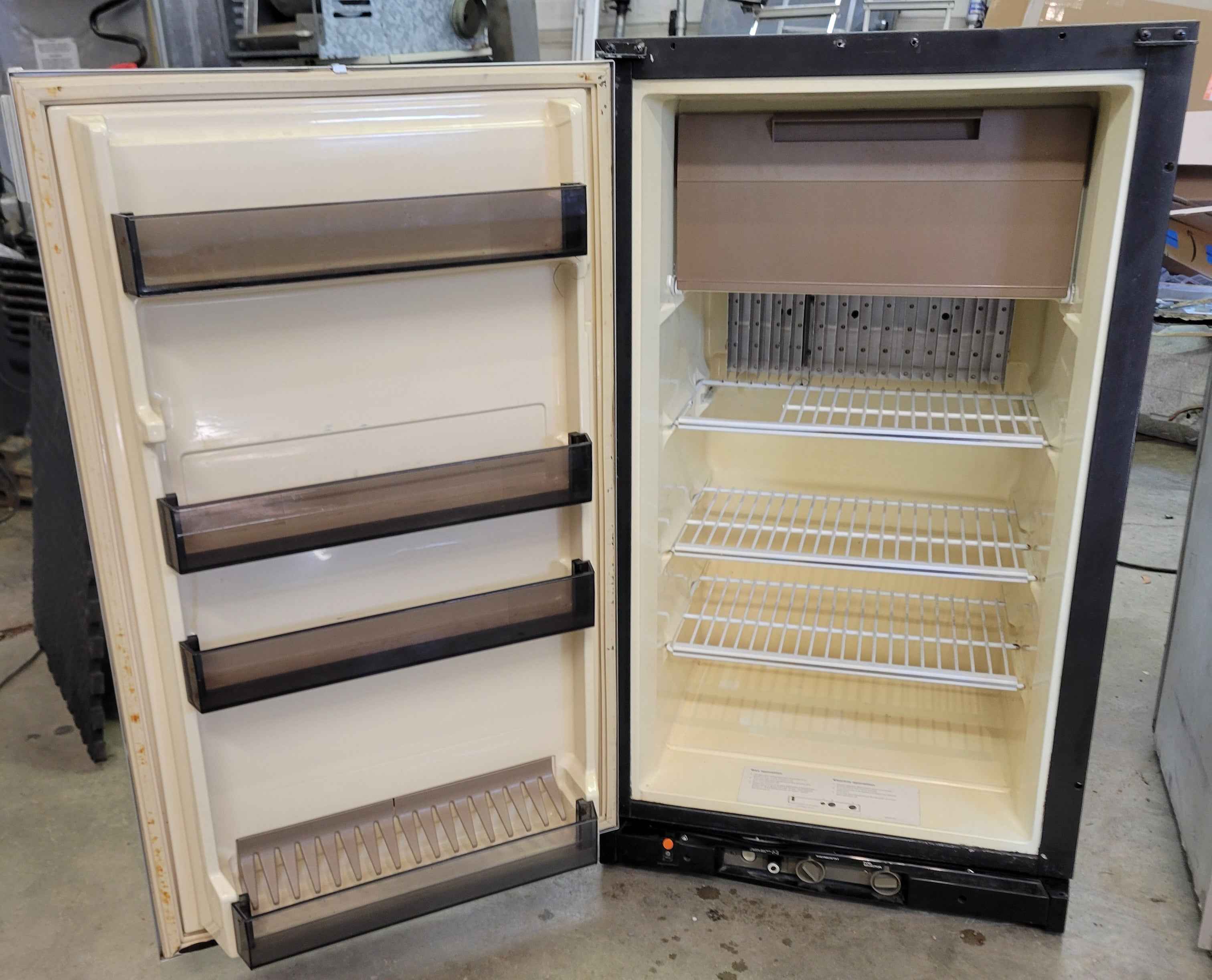 Dometic 3 Way Fridge RM2500 Propane 12v & 110v