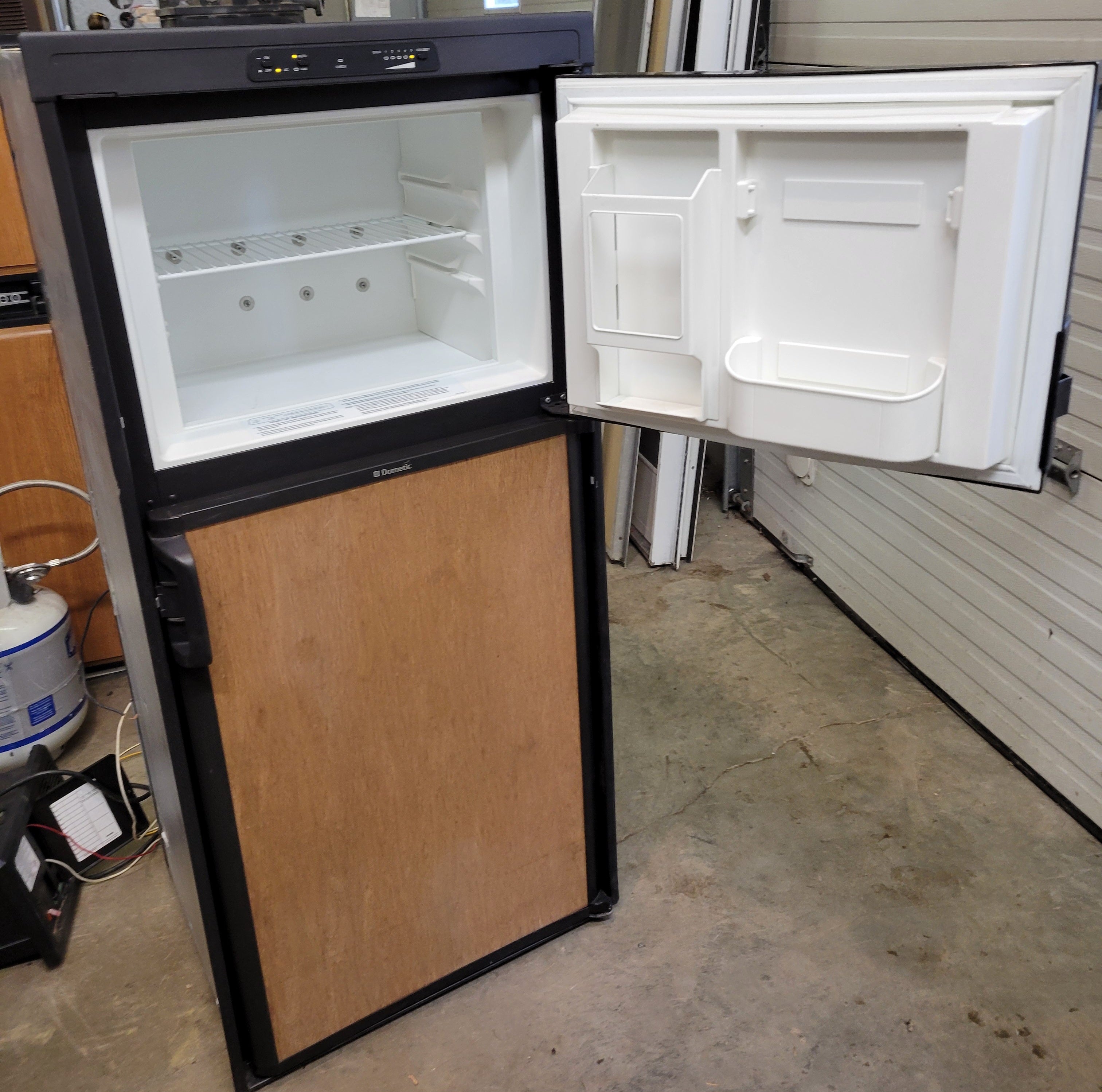 Dometic RV Propane and Electric Fridge DM2652