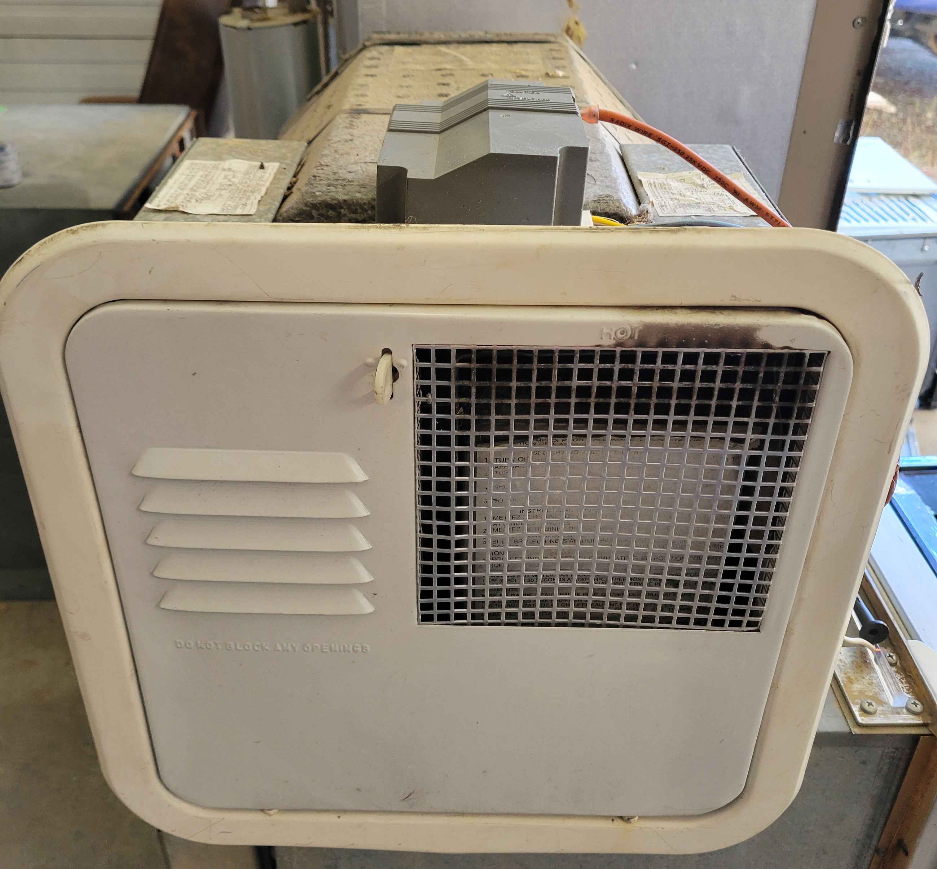 Suburban SW6DE – 6 Gallon RV Hot Water Heater (Propane & Electric)